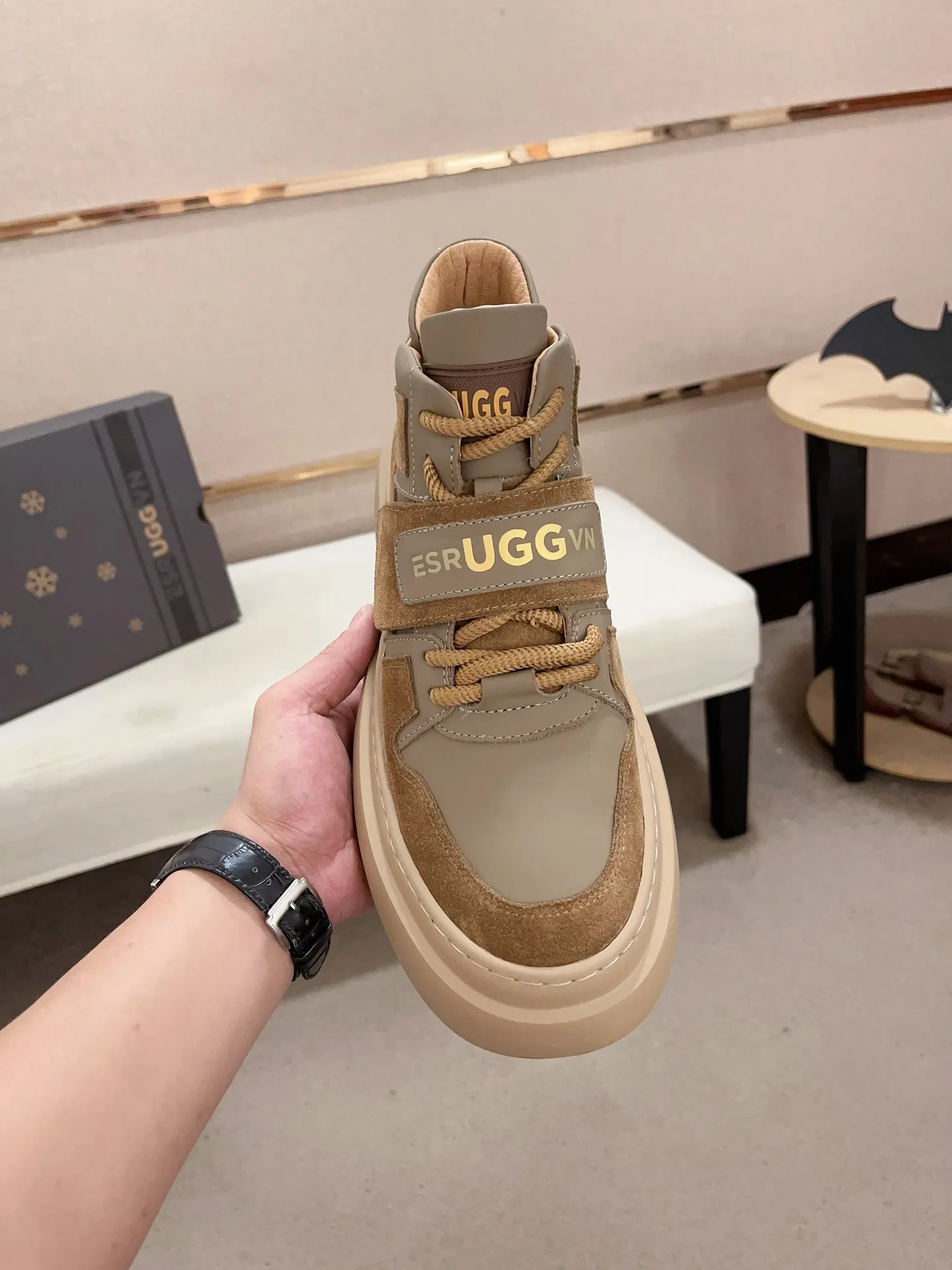 Factory Price: 380 Men's Men's Shoes💰North American Men's Shoes Ugg ☃️In the special sale of new high-quality men's shoes and snow boots in autumn and winter, the nemesis of extreme cold weather! Made of cowhide leather, merino wool lining, and original outsole, whether driving, outdoor or daily wear, there is always one that suits you! Code number 39-44